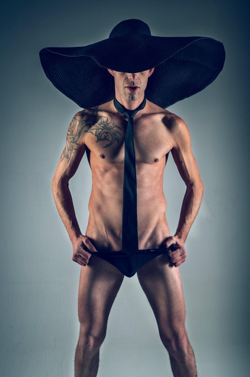 Chris – Streetstyle Look in der Stadt, urbaner Hintergrund