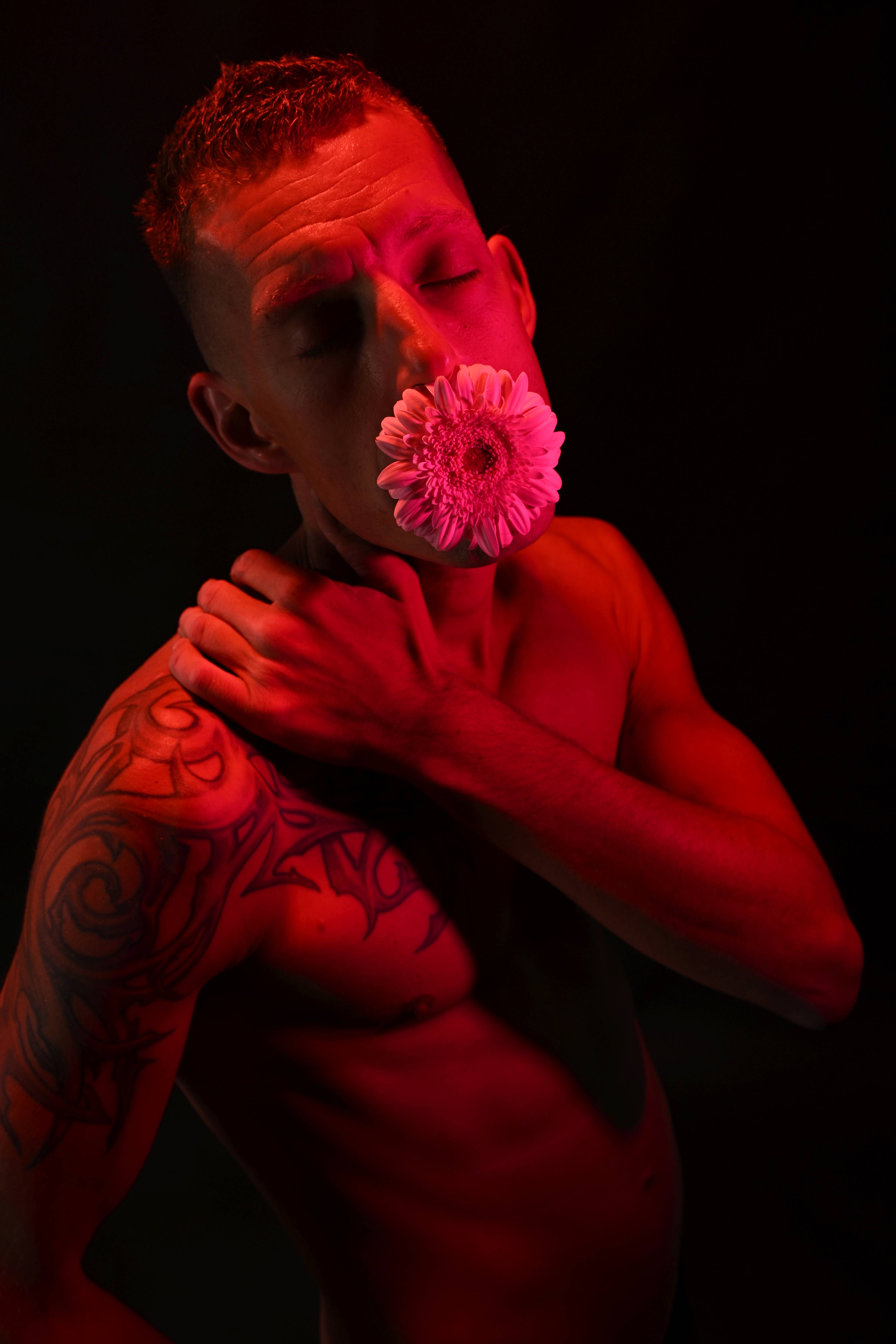 Chris – Close-Up Portrait, weiches Licht, Fokus auf Gesicht